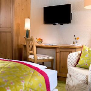 Zimmer mit Kingsize-Bett im Nebengebäude